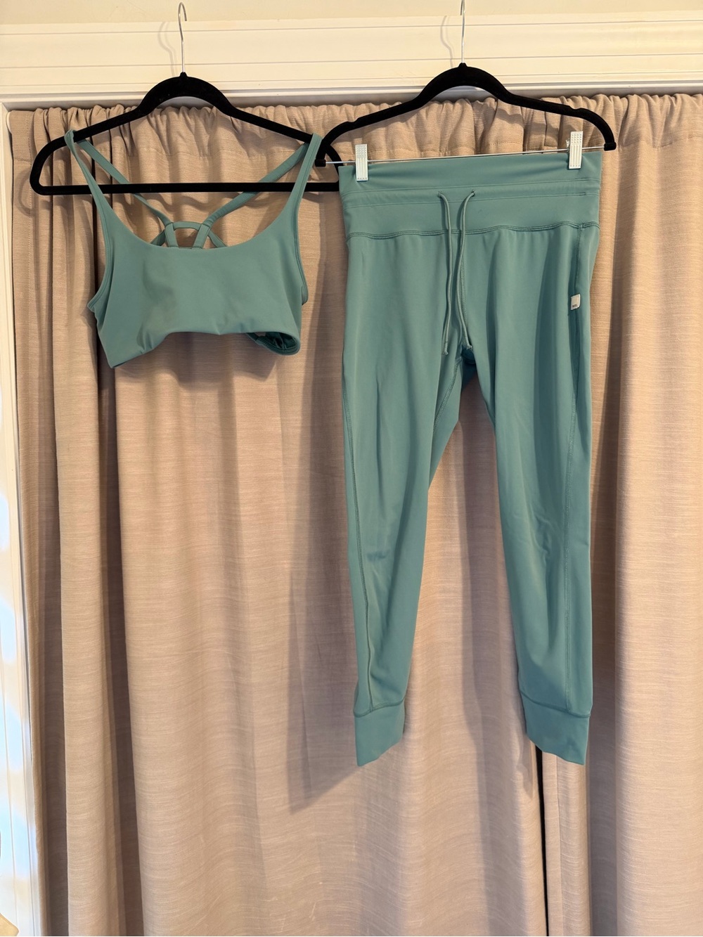 Vuori Teal Green Yosemite Bra and Daily Leggings Set - Picture 1 of 5